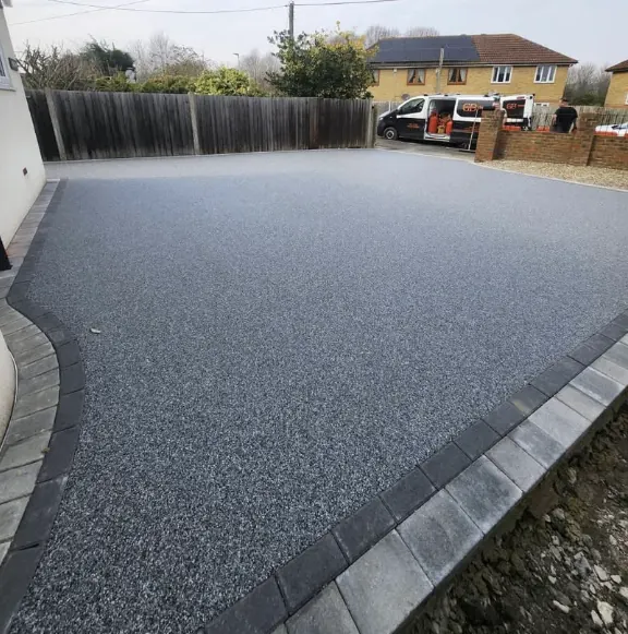 Beautiful resin driveway with block paving border